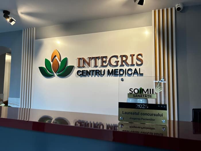 Recepția clinicii Integris, cu sigla Integris Centru Medical pe peretele din spate.